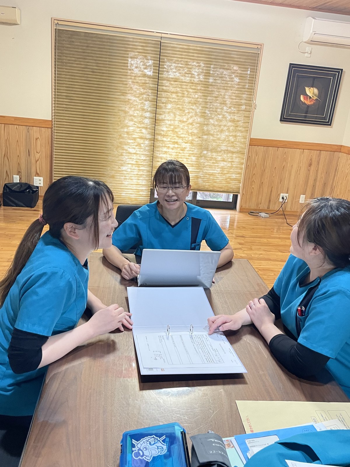 記録を見ながら相談するスタッフたち
